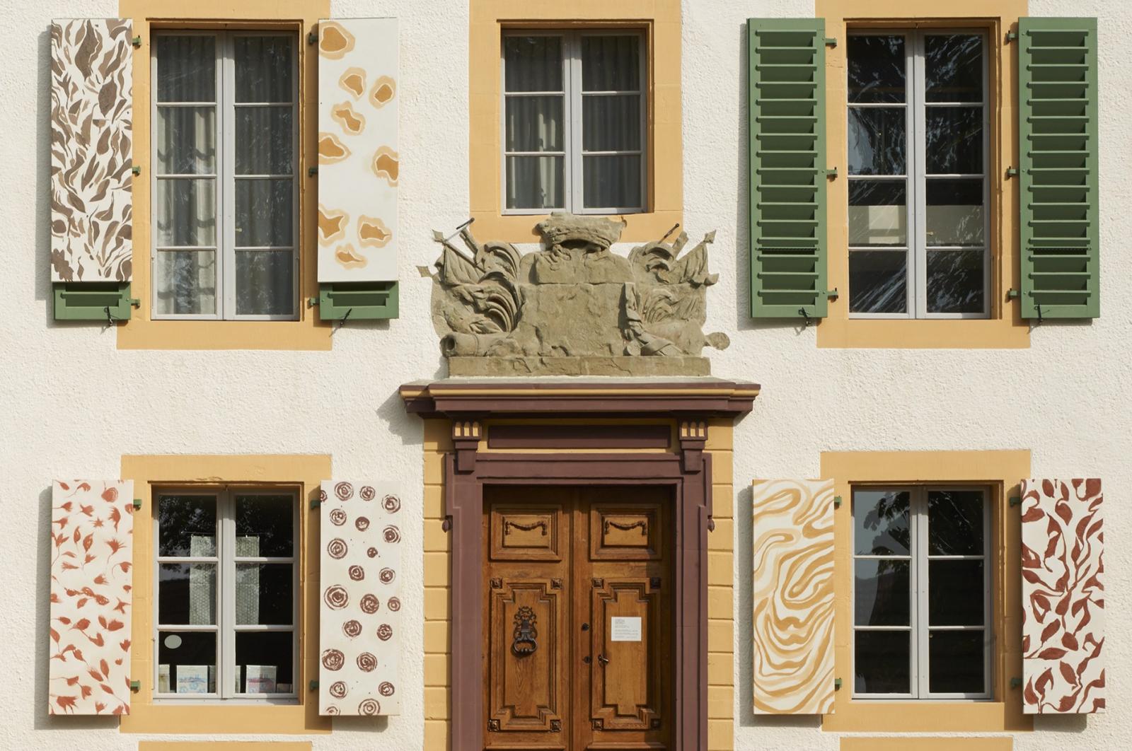 Volets-peints, 2014. Intervention sur la façade du Musée du papier peint à Mézières (photographie Olivier Savoy)