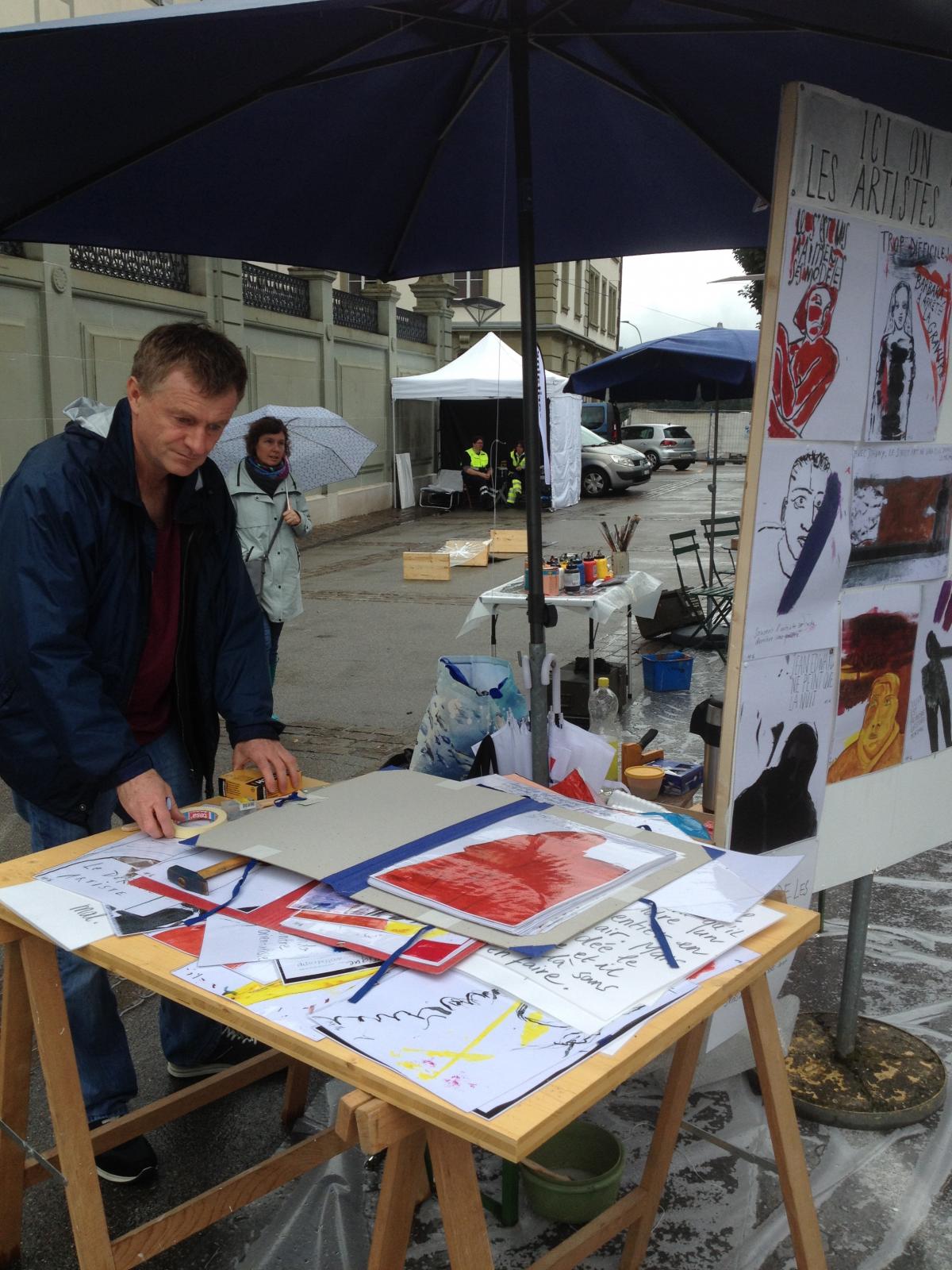 Augustin sur son stand garde le sourire malgré la pluie