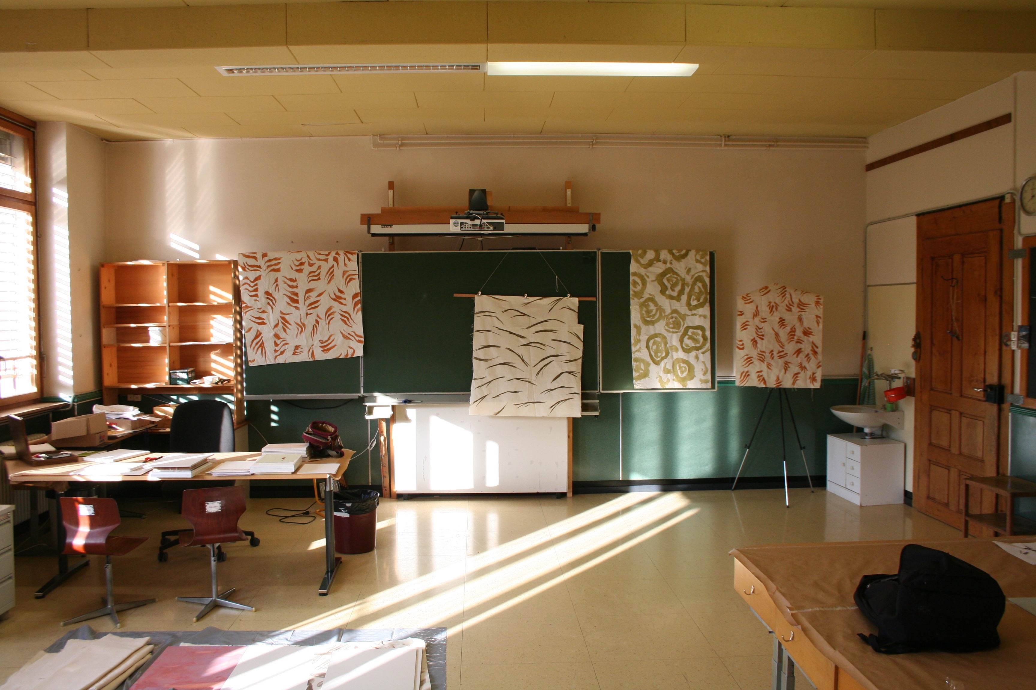 Installation d'un atelier dans l'école de Cerniat (Photo A. Pasquier)