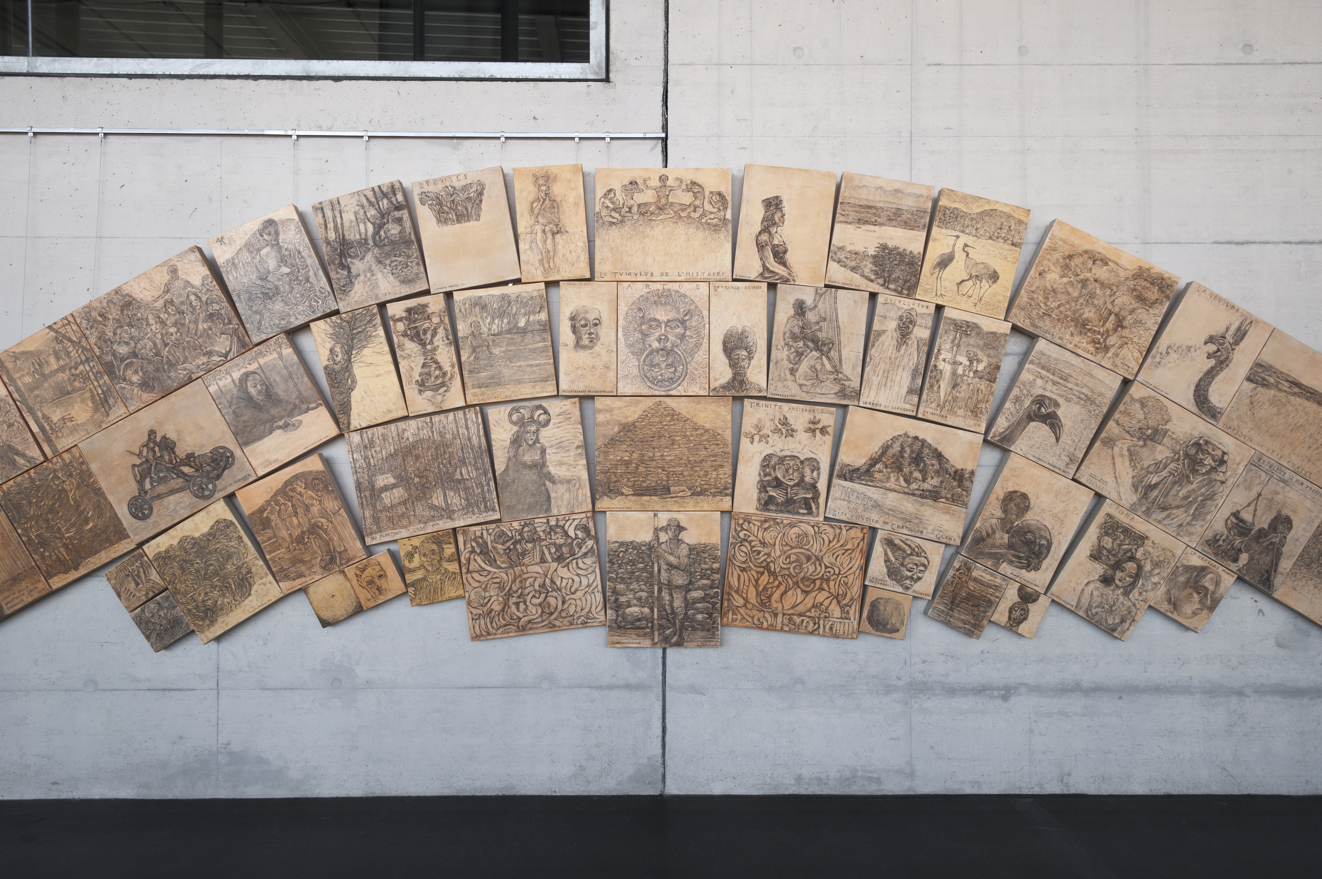 Augustin Pasquier, Tumulus, 2011-2012, installation de 70 toiles, tempera et fusain sur toile de lin de différents formats, 3 x 10 m
