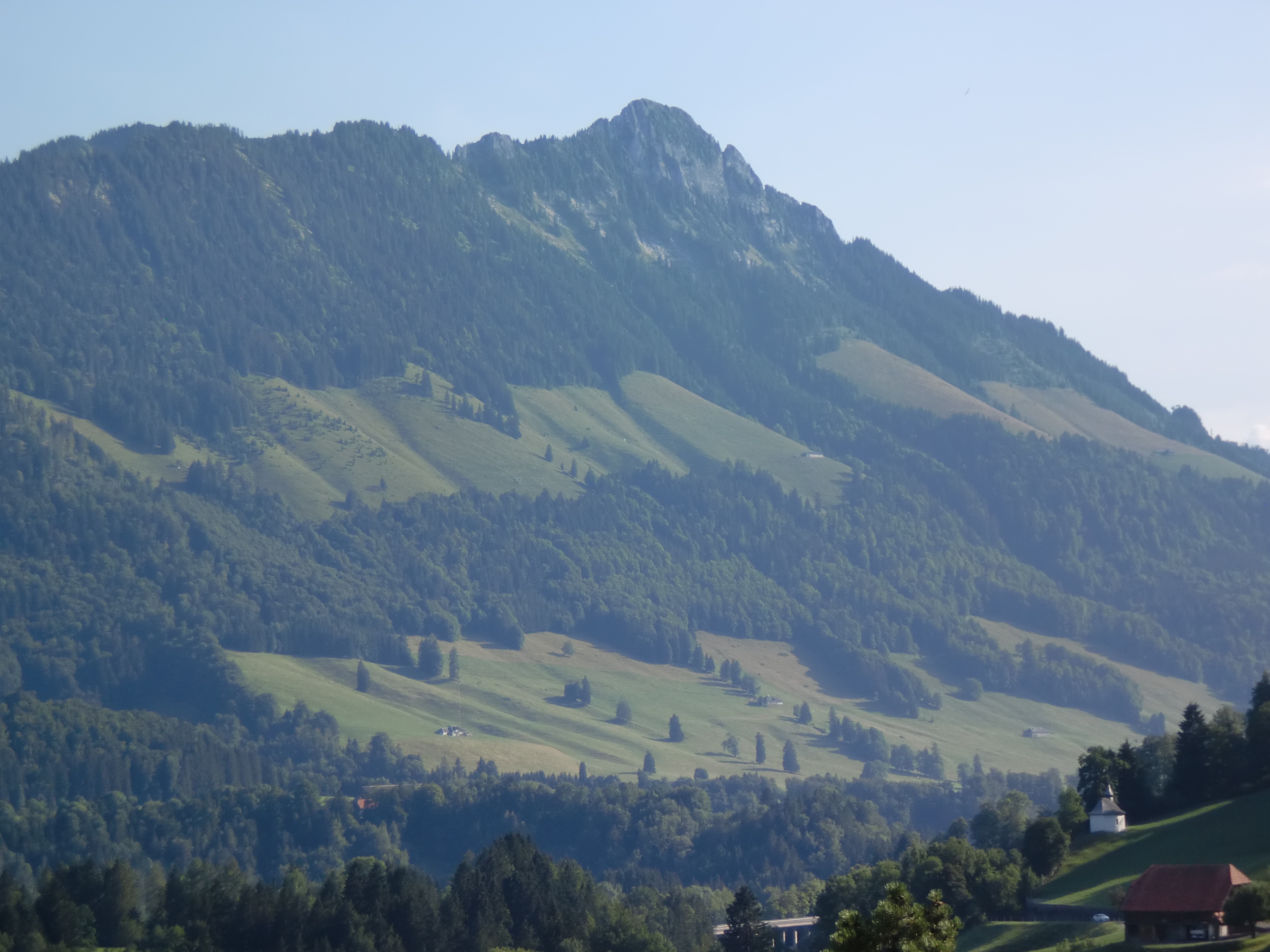 La dent de Broc vue de l'école de Cerniat (photo A. Pasquier)