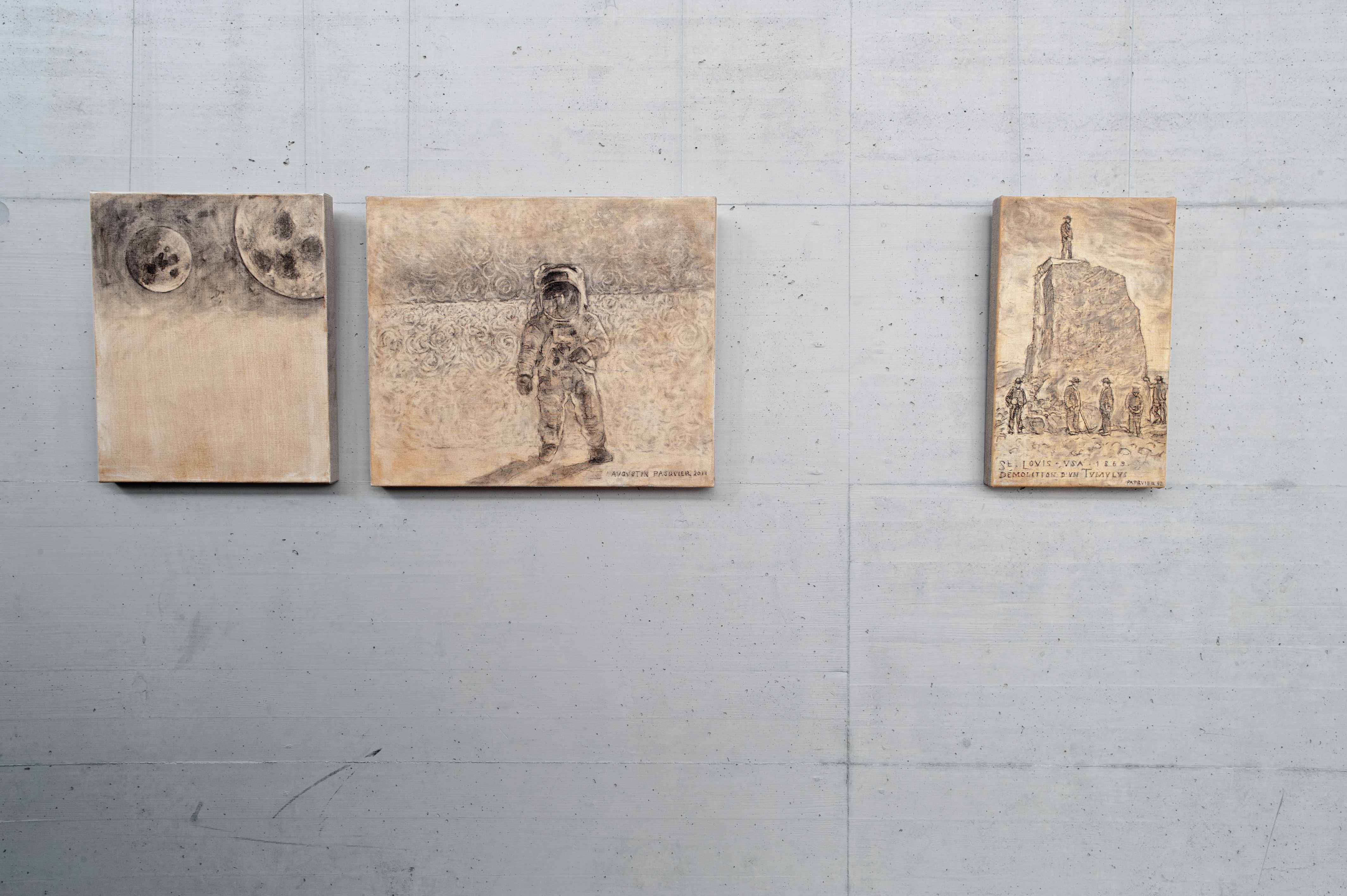 Augustin Pasquier, Tumulus, 2011-2012, installation de 70 toiles, tempera et fusain sur toile de lin de différents formats, 3 x 10 m, Espace Nuithonie Villars-sur-Glâne. Photo Ragusa